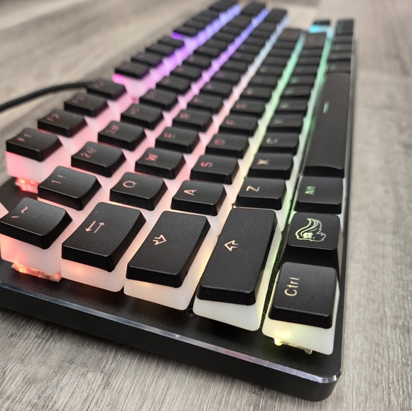 Custom Mechanical GMMK Keyboard (Cherry Brown Switches) - Picture 3 of 9